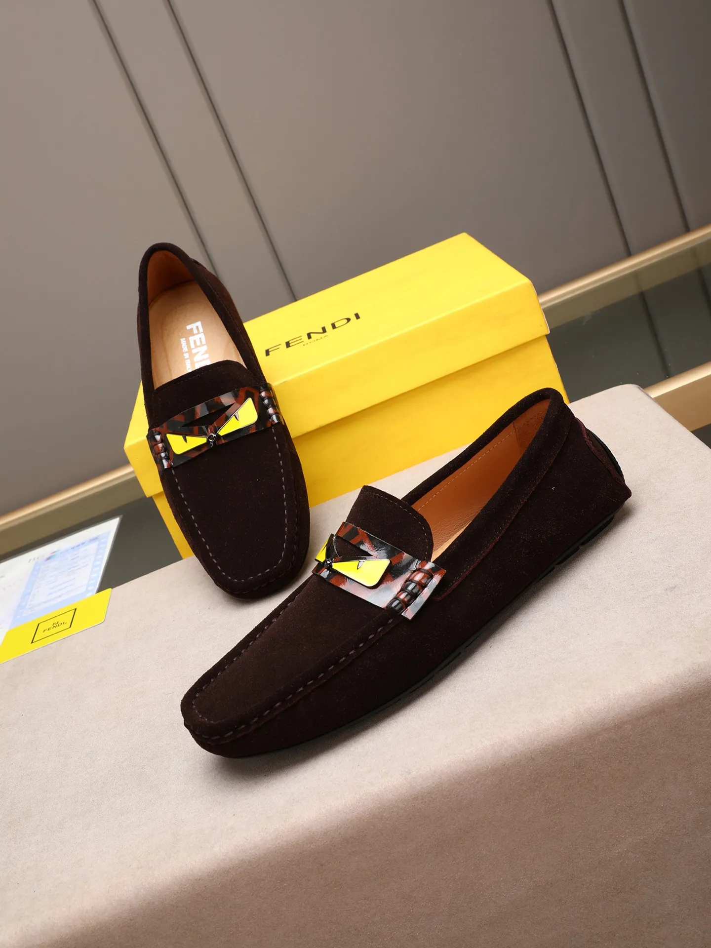 Men's shoes 💰400💰[FENDI] The little monster of Fendi F family, which is popular all over the world, is coming in a big way, the latest color, driving slip-on loafers, avant-garde and versatile fashion men's shoes, bun shoes, bean shoes👌👌👌 Private mold opening, 1:1 reproduction... The upper is made of first-layer cowhide, and the first-layer pigskin lining... is extremely comfortable, fashionable, simple, atmospheric and personalized [color] The side of the shoe is more refined, and the overall effect is handsome [ Turn in a circle][Turn in a circle]💭This hardware monster with eyes is not the popular version on the market🚳🚳Compared with the old model, it is more trendy, eye-catching and more classy🔰This summer, the little monster will subvert the old ideas and share the fashion with you🔱A must-have for fashionistas! Must keep it for yourself! Online outsole, high-end quality workmanship. Color: black, blue, white, red. Matching code: 38-44 (45 46 47 customized) (standard leather shoe size)